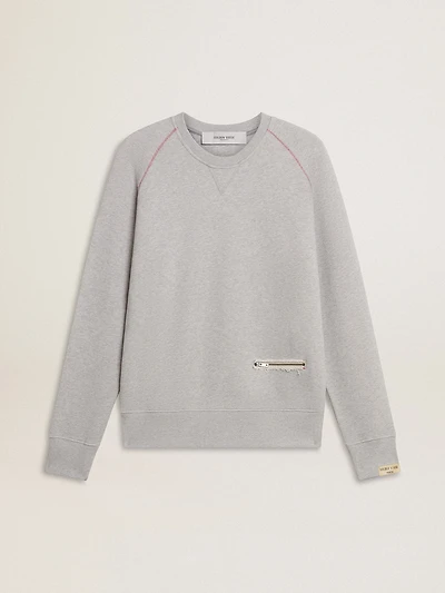 Men’s gray round neck sweatshirt with contrast stitching