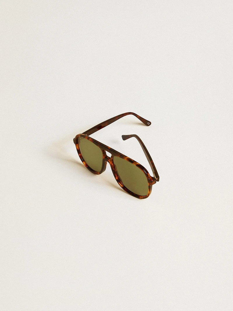 Aviator style sunglasses with tortoiseshell frame and green lenses