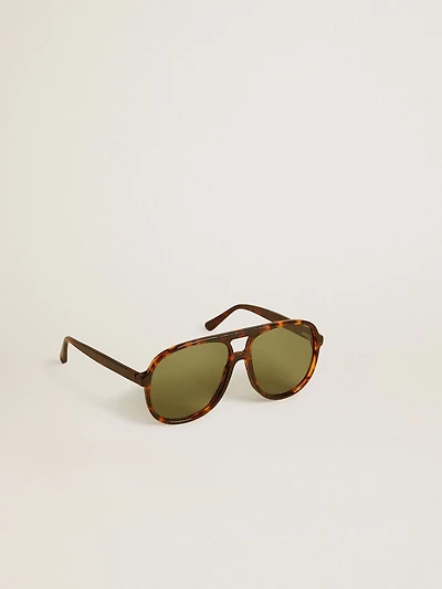 Aviator style sunglasses with tortoiseshell frame and green lenses 