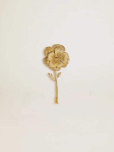 Gold pin with floral design