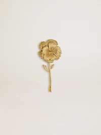 Gold pin with floral design