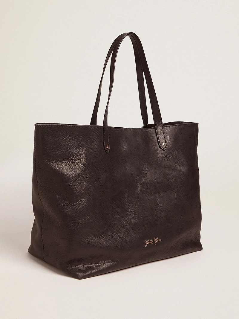 Pasadena Bag in black hammered leather with gold logo on the front