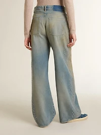 Women's boyfriend jeans with a lived-in effect sand wash and studs