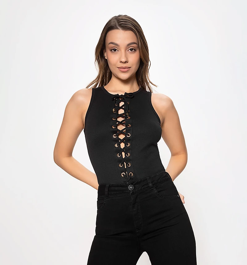 Sleeveless body with interlaced front