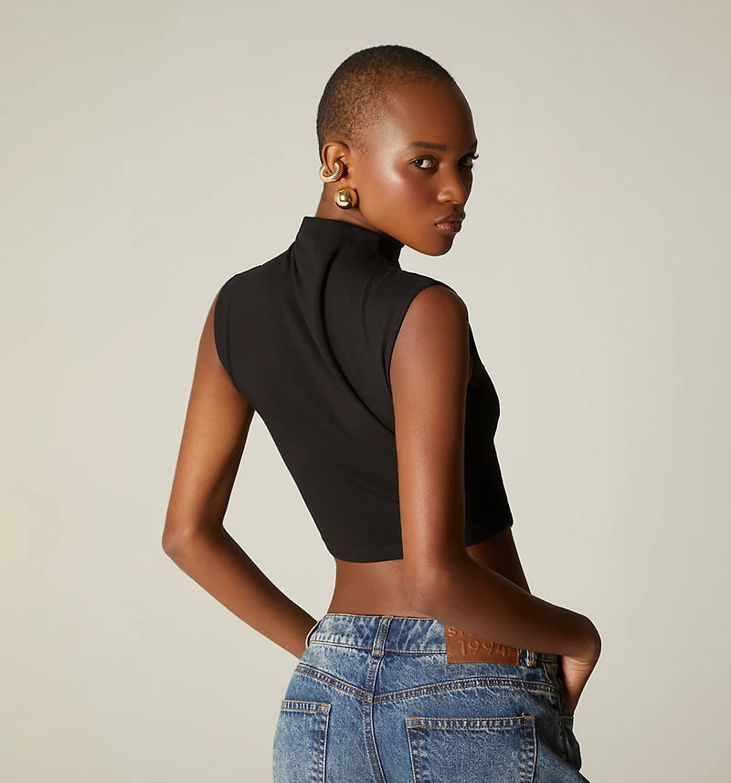 CROP BLOUSE WITH HARDWARE