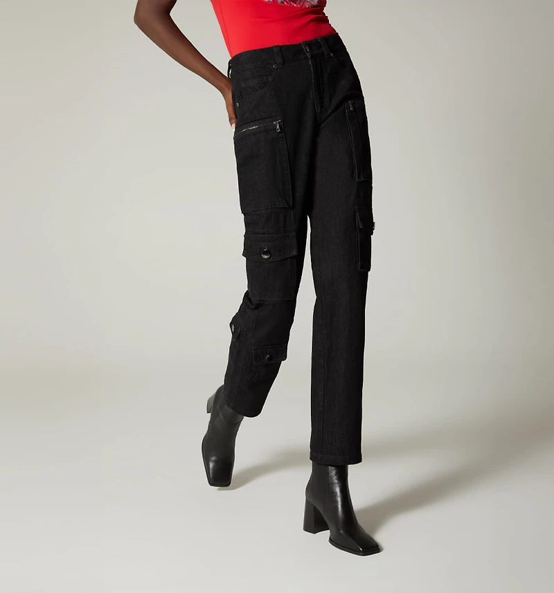 STRAIGHT LEG JEAN, MID RISE, U POCKETS