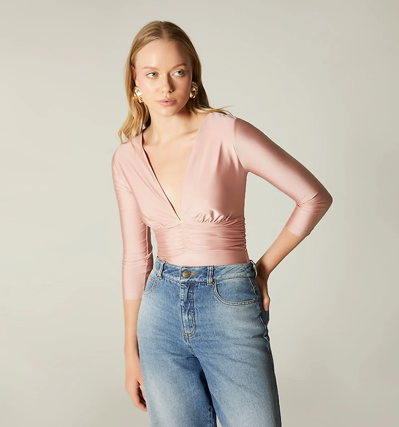 THREE-QUARTER SLEEVE BODYSUIT WITH BACK NECKLINE