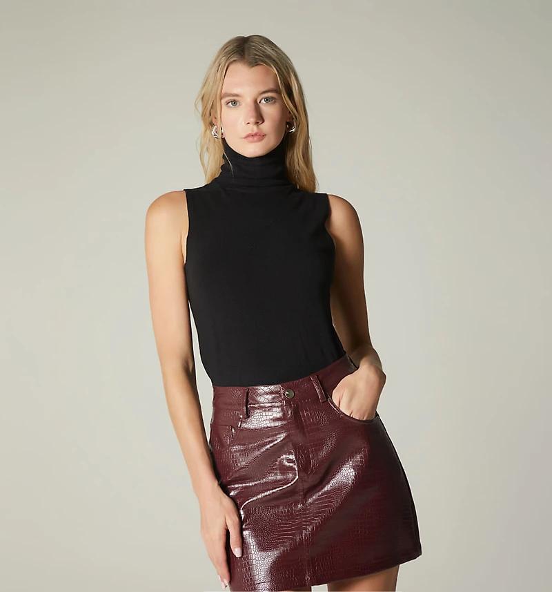 SLEEVELESS TURTLENECK BLOUSE