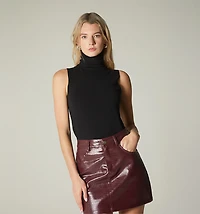 SLEEVELESS TURTLENECK BLOUSE