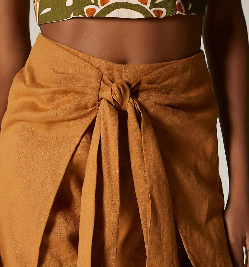HIGH-WAISTED SHORT WITH FRONT TIE