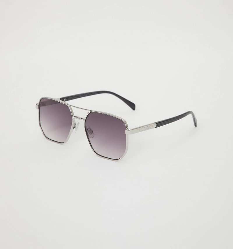 Aviator-style glasses with metal frame