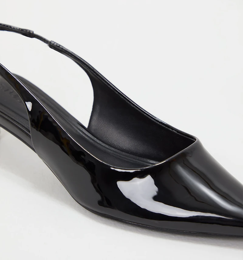 CLOSED SHOE WITH MINI HEEL