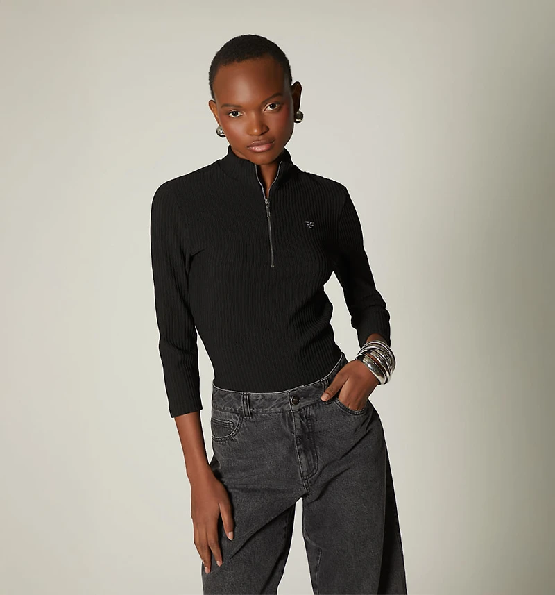 THREE-QUARTER SLEEVE TURTLENECK BLOUSE