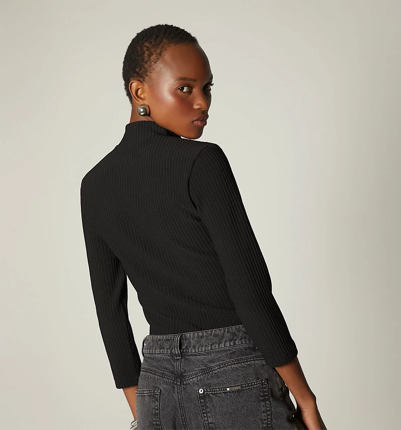 THREE-QUARTER SLEEVE TURTLENECK BLOUSE
