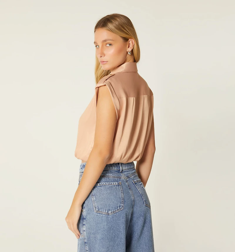 SLEEVELESS CROSS-FRONT BLOUSE