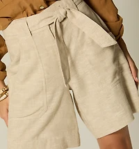 HIGH-WAISTED BERMUDA, POCKETS AND BELT