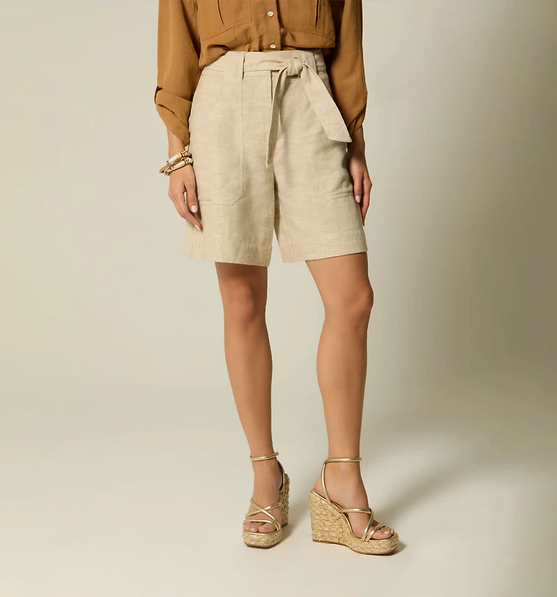 HIGH-WAISTED BERMUDA, POCKETS AND BELT