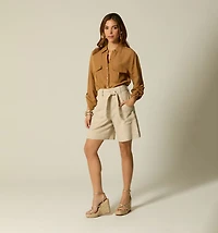 HIGH-WAISTED BERMUDA, POCKETS AND BELT