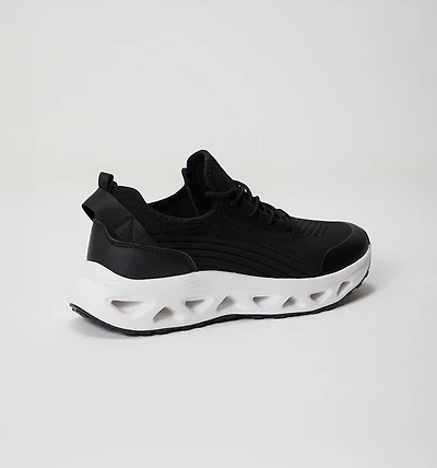 SPORTS SHOE WITH SHINY UPPER