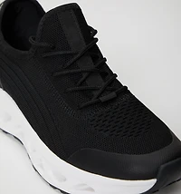 SPORTS SHOE WITH SHINY UPPER