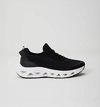 SPORTS SHOE WITH SHINY UPPER