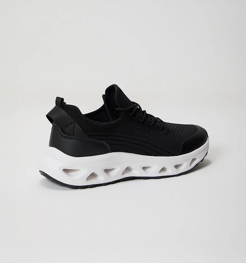 SPORTS SHOE WITH SHINY UPPER
