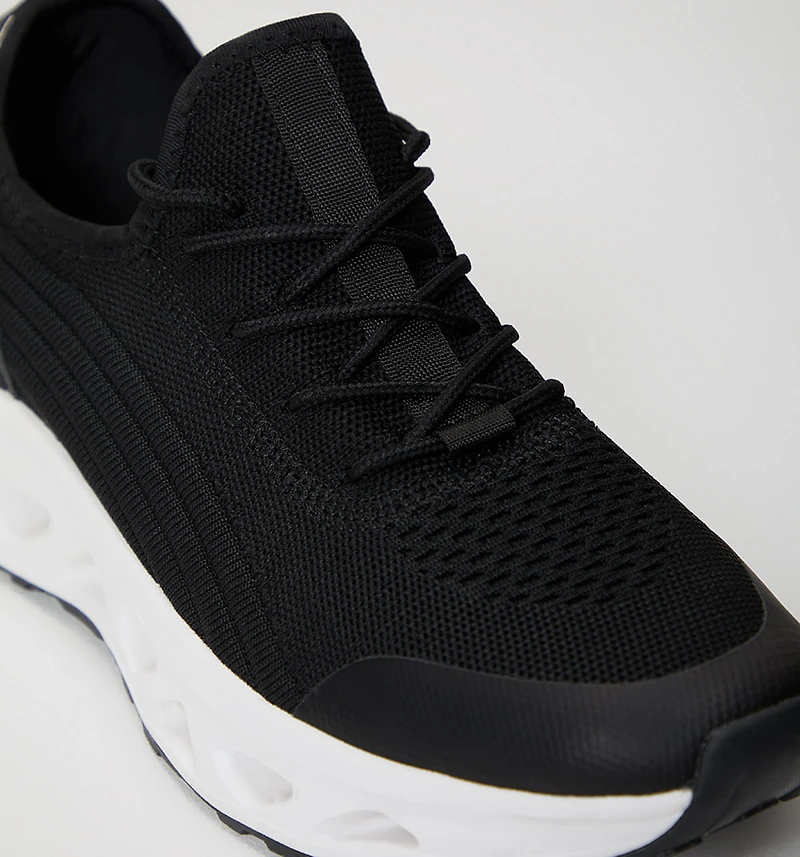 SPORTS SHOE WITH SHINY UPPER