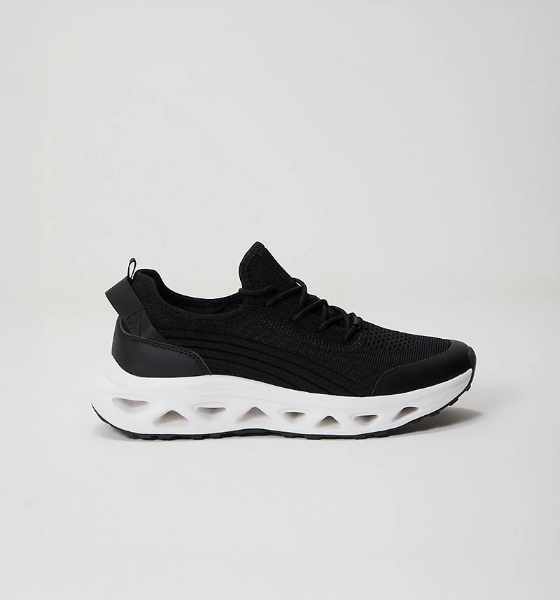 SPORTS SHOE WITH SHINY UPPER
