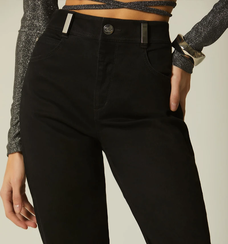 HIGH WAIST SKINNY JEANS WITH PLAQUE ON BELT LOOP
