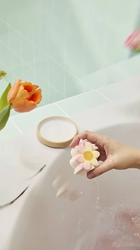 Making Daisy Chains Soap