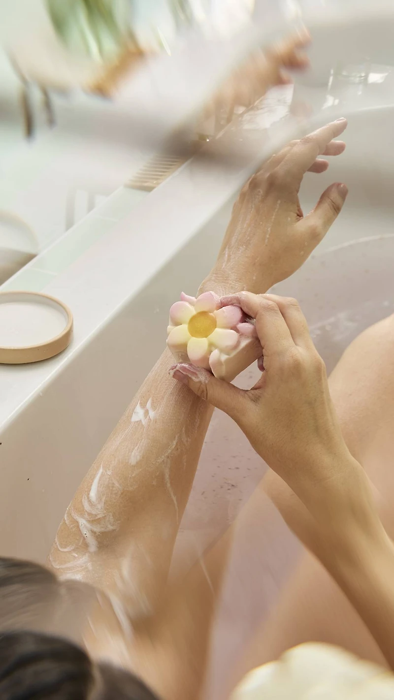 Making Daisy Chains Soap