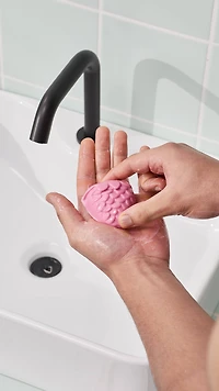 Strawberry Picking Facial Gummy Wash