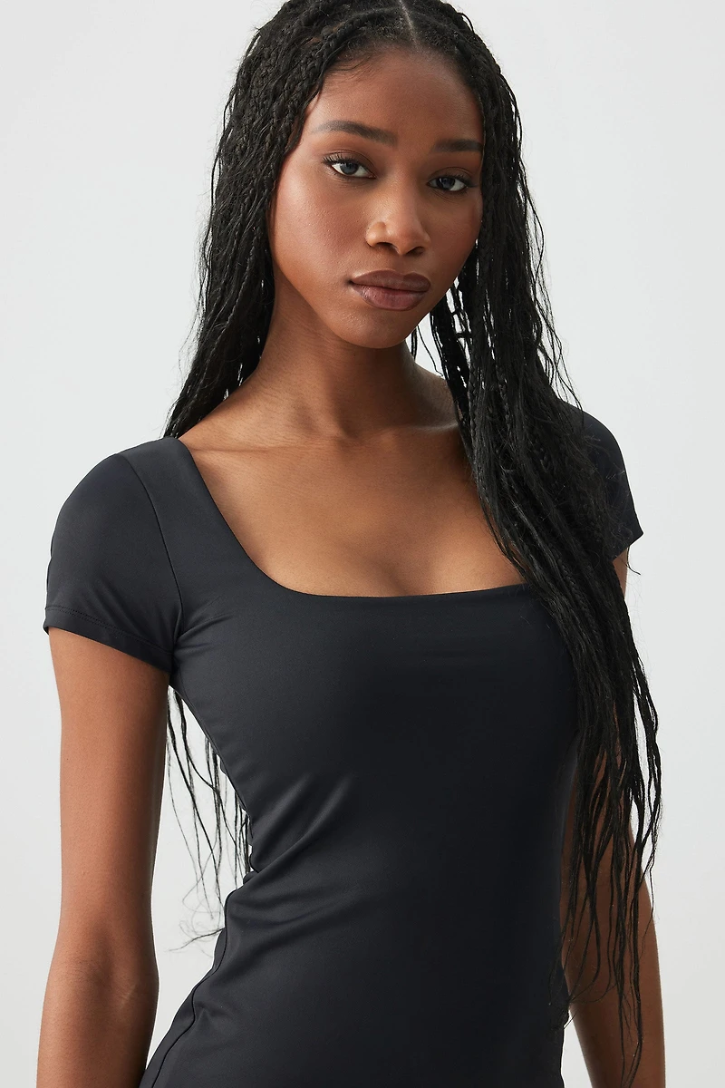 Robe courte à col carré Contour