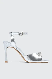 Sandales à bride unique bout carr