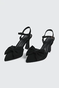 Escarpins à talon évasé et détail de boucle