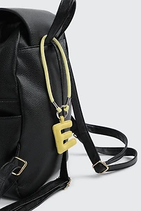 Breloque en faux cuir initiale E jaune et sangle
