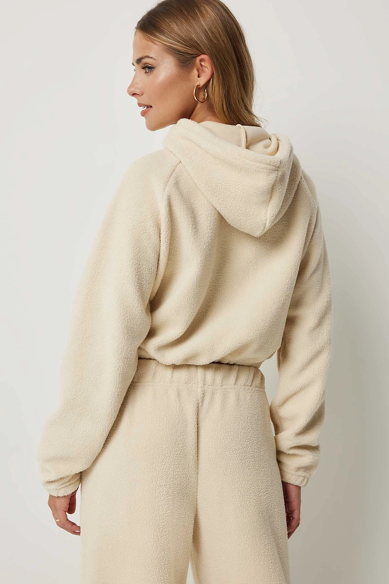 Pull court à capuchon en sherpa