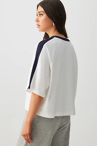 T-shirt coupe carrée à col V graphique