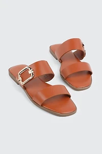 Sandales à talon plat et boucle volumineuse