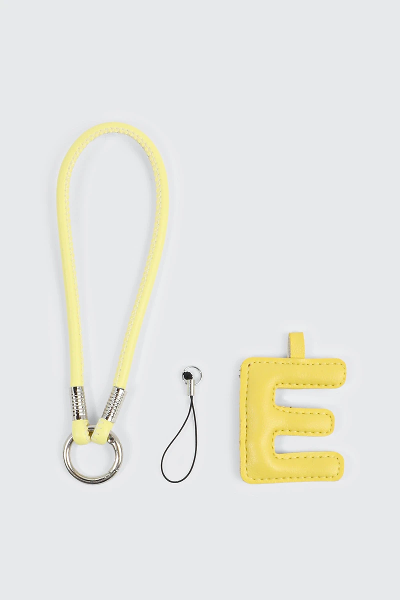 Breloque en faux cuir initiale E jaune et sangle