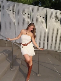 Robe courte sans bretelles en dentelle fleurie