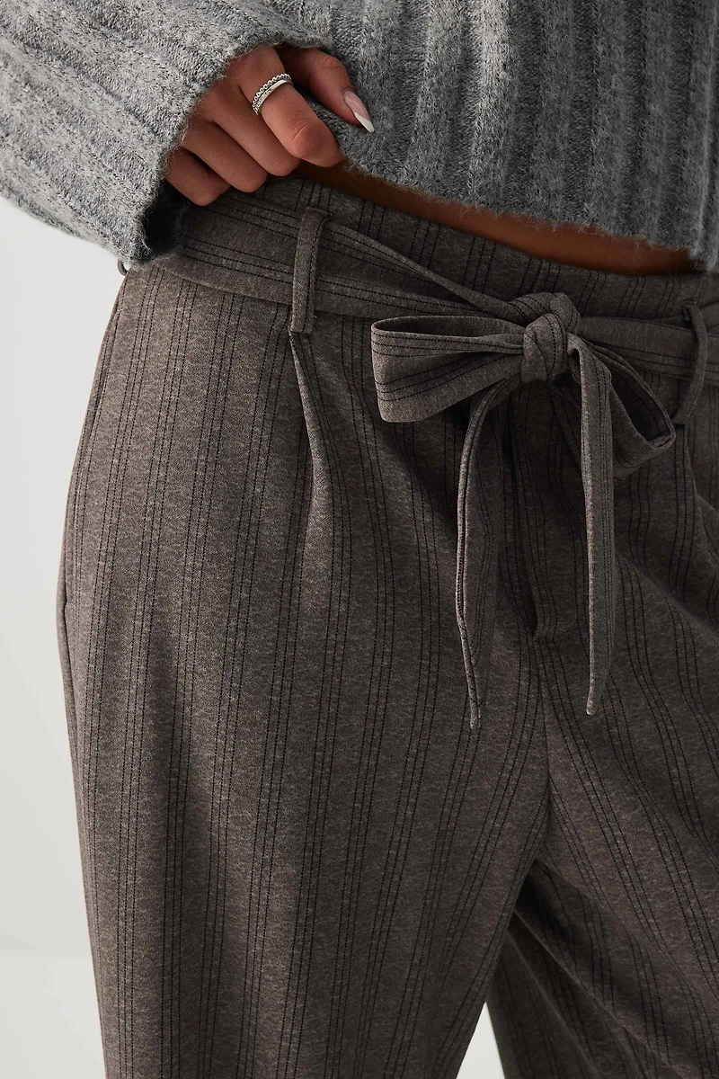 Pantalon à jambe large et ceinture nouée