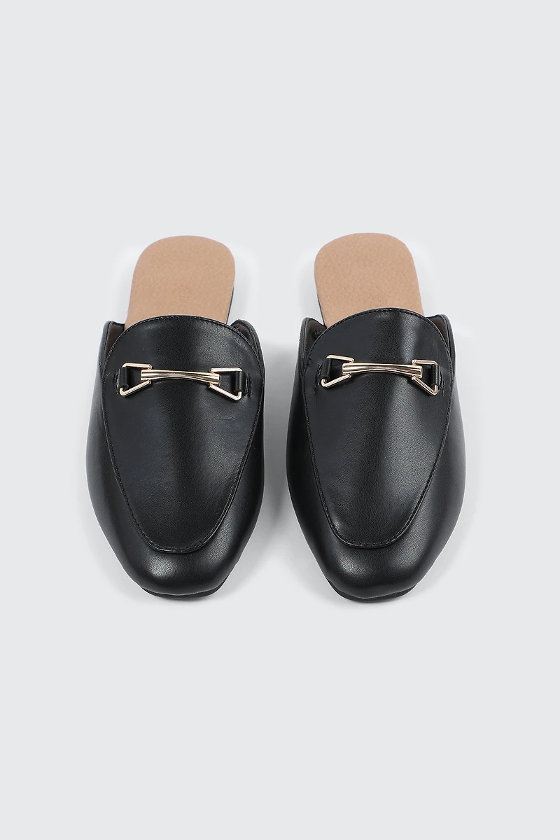 Mules à bout rond et ornement en métal