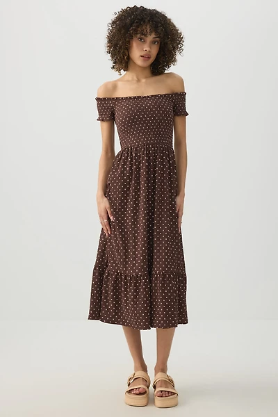Robe midi smockée à épaules dégagées