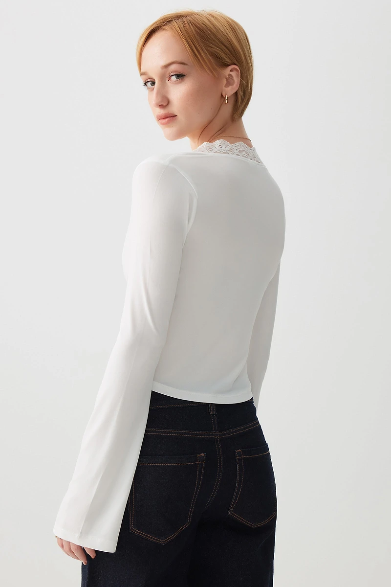 Haut à manches évasées et bordure en dentelle