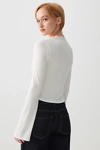 Haut à manches évasées et bordure en dentelle