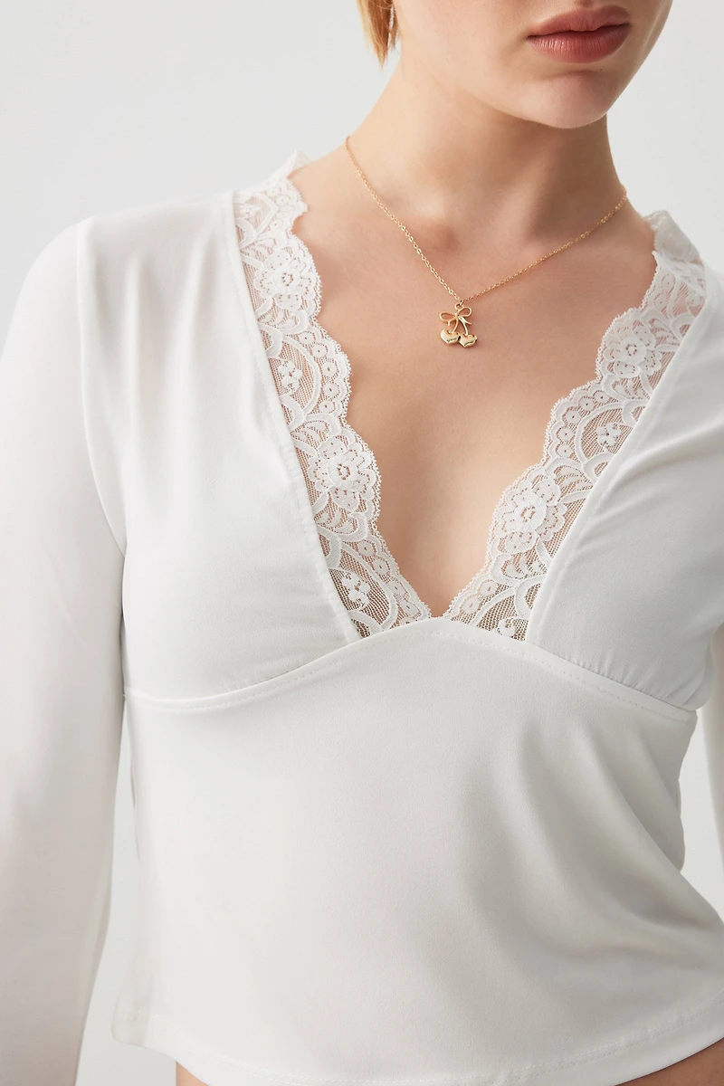 Haut à manches évasées et bordure en dentelle