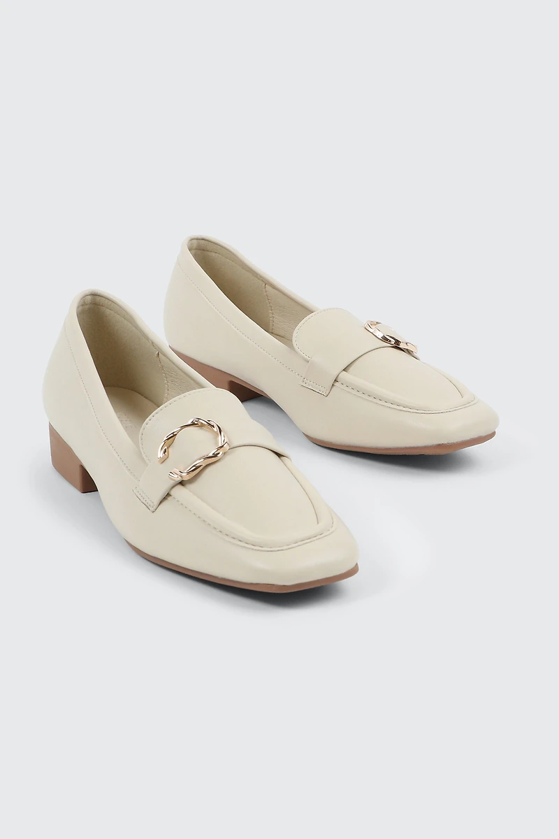 Flâneurs à bout carré en faux cuir