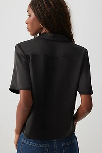 Chemise à manches courtes en satin