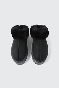 Sabots en faux mouton bordés de fausse fourrure
